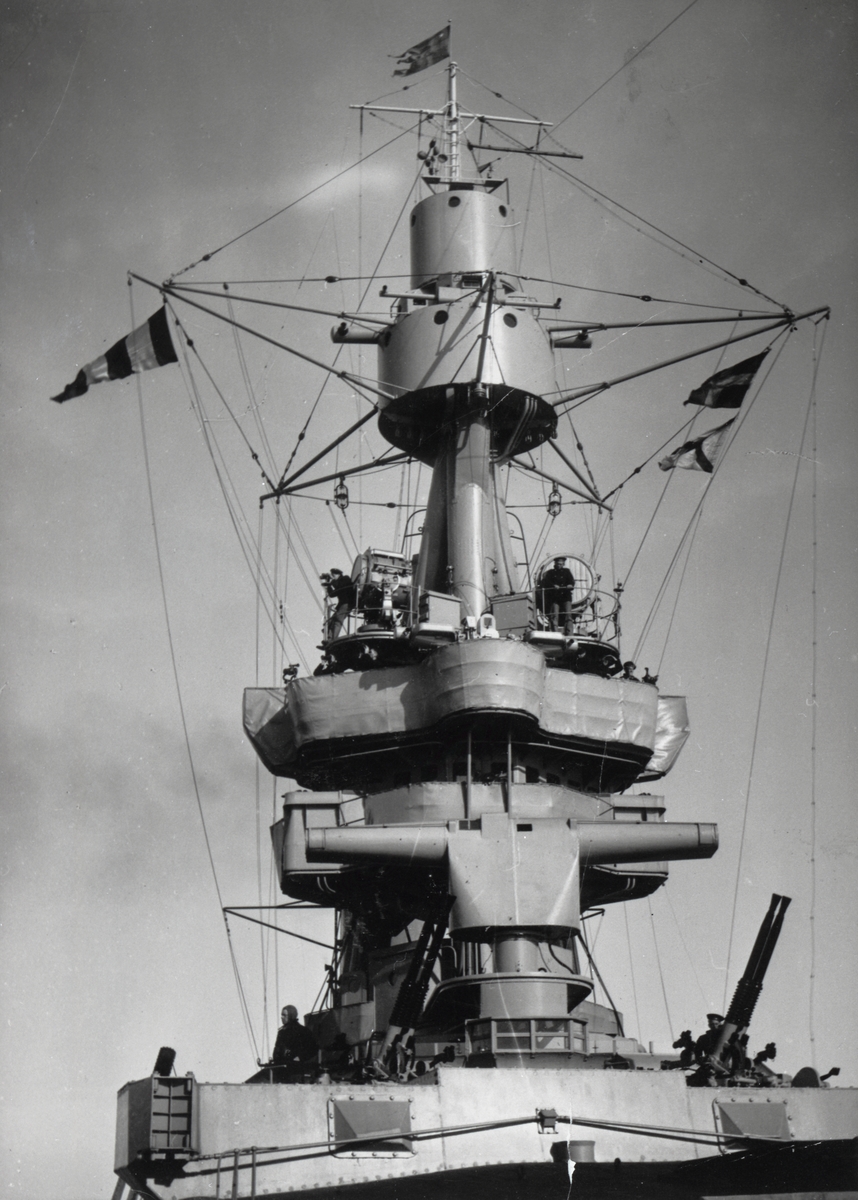 Bryggor avståndsmätare eldledning LV-pjäser m.m. på pansarskeppet Gustaf V (1944).