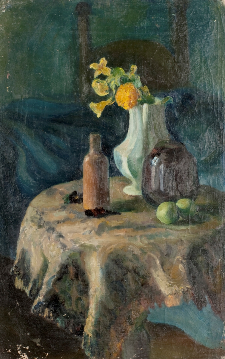 Stilleben med vase, gule blomer, grøne epler, flaske, mindre vase på settebord med duk.