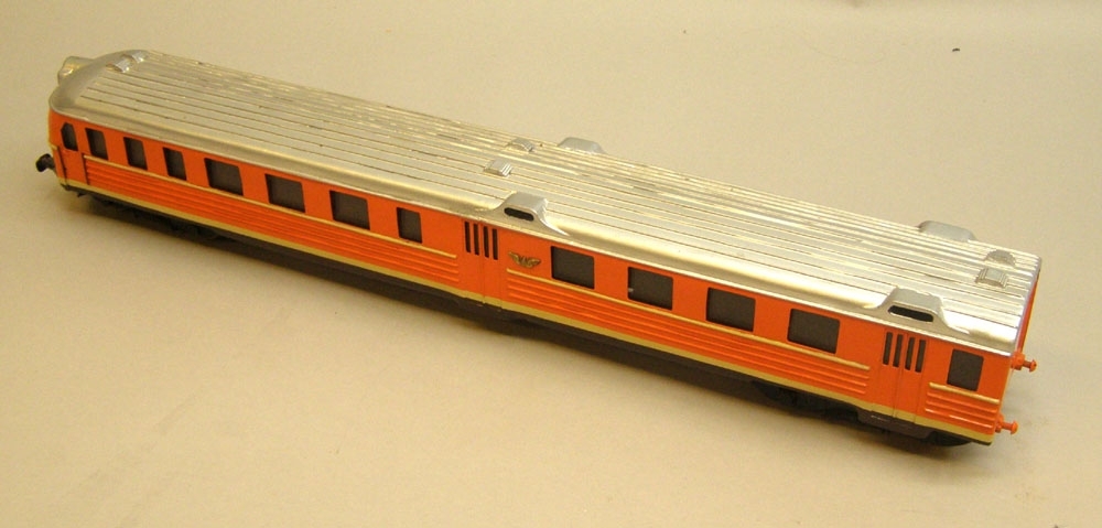 Modell utan motor i skala 1:50 av expresståg, rälsbuss X0a5.
Manövervagn.
Silvergrått tak, orange sidor med gula ränder, svart nederkant.