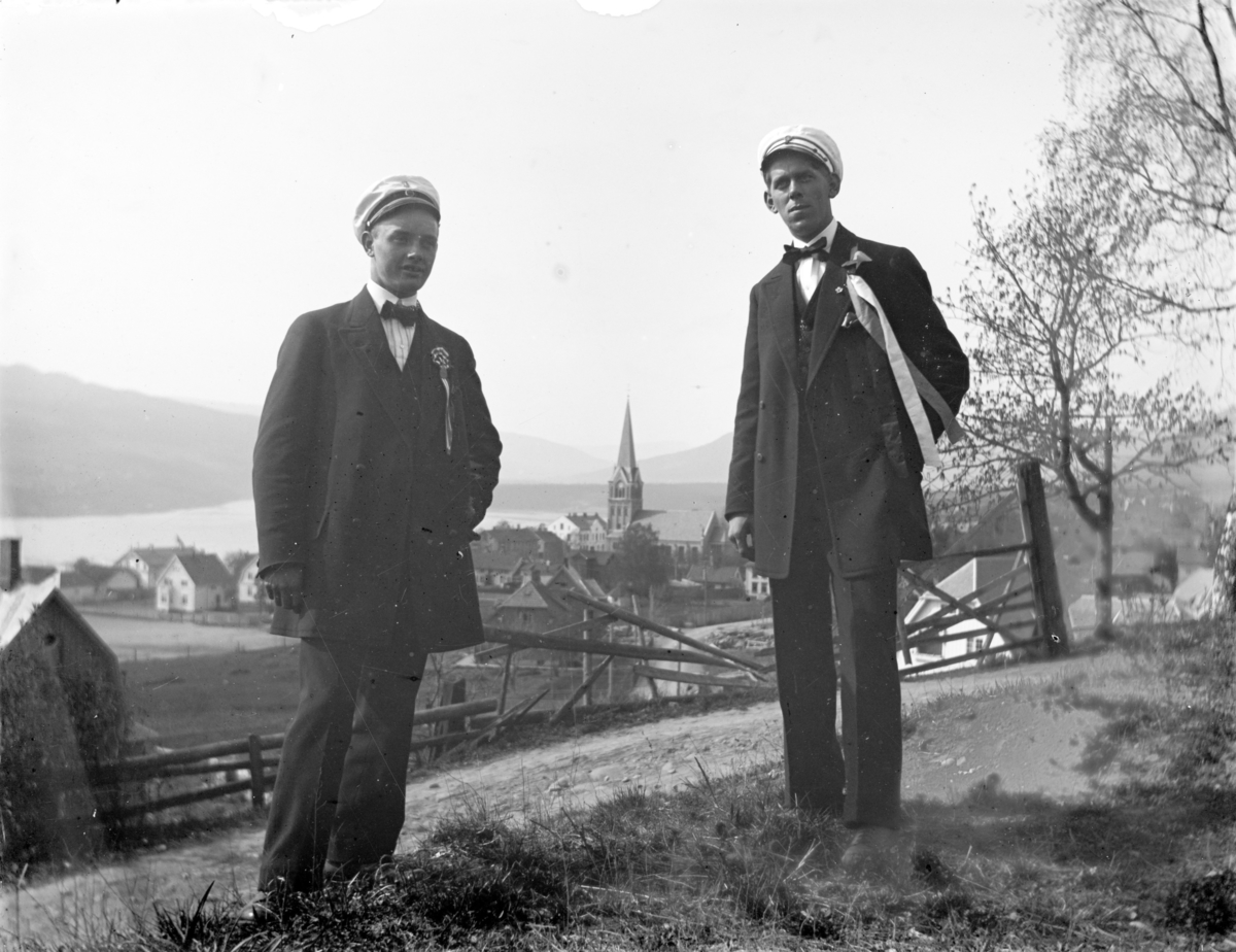 To studenter fotografert på Utsiktsbakken med Lillehammer som bakgrunn