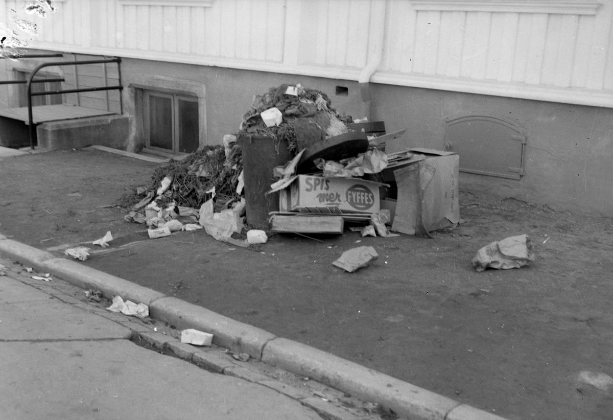 Mye søppel på Torvet søndag morgen