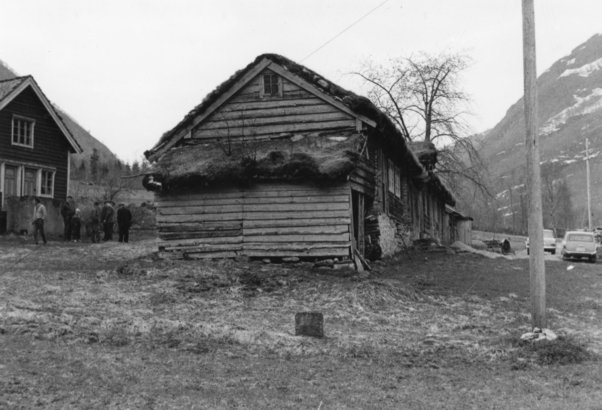Dokumentasjonsbilder i serie av et stovehus i Øvstegara på Løset i Stordal. Denne stova er senere flyttet til tunet ved gamlekirka i Stordal.