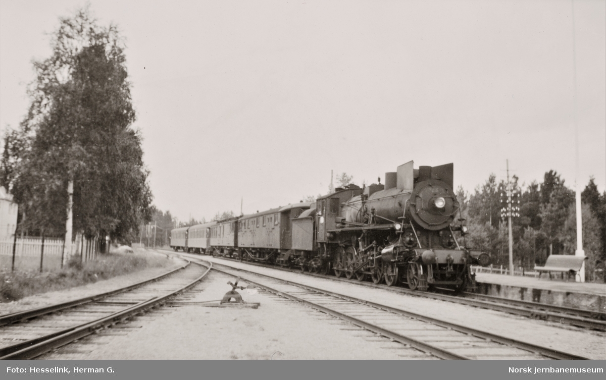 Damplokomotiv type 26a nr. 216 med dagtoget fra Oslo Ø til Trondheim over Røros, tog 301, på Auma stasjon