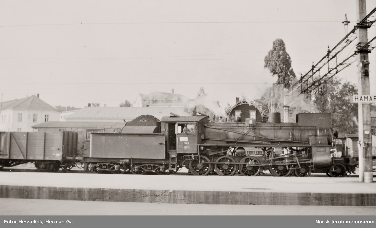 Damplokomotiv type 26c nr. 434 med godstog til Rørosbanen på Hamar stasjon