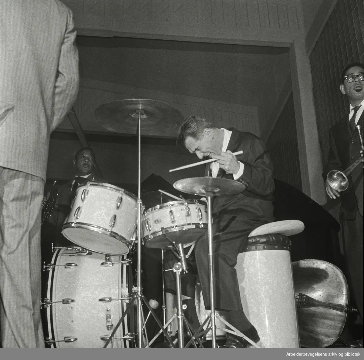 Jazz at the Philharmonic besøker Oslo februar 1956. Konsert Nordstrandshallen. Fra venstre, Illinois Jacquet, Gene Krupa (trommer) og Dizzy Gillespie.