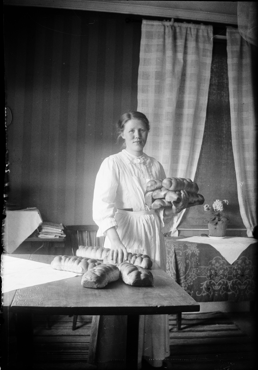 Ruth med nybakt bröd, Östhammar, Uppland