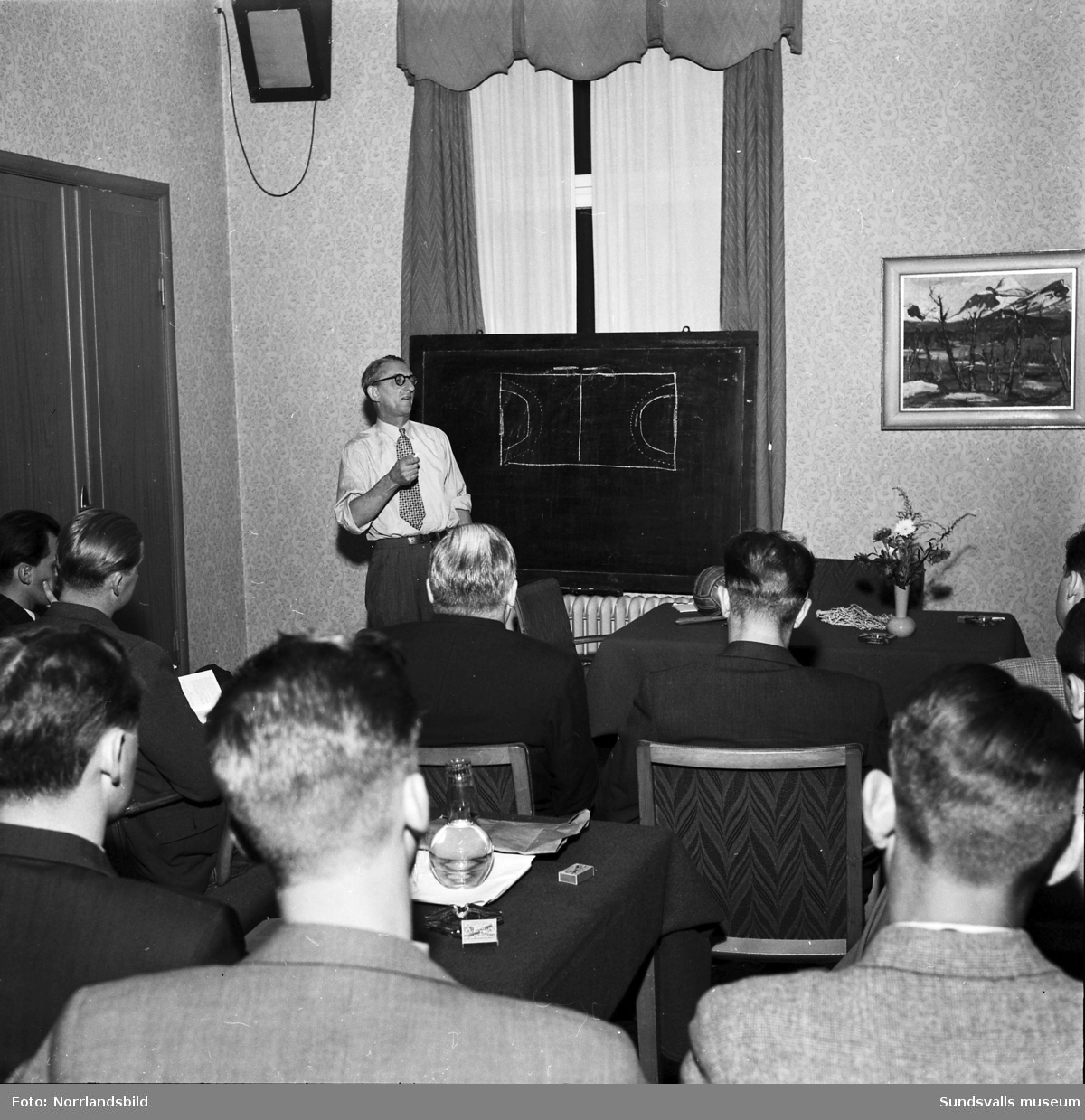 Kurs för fotbollsdomare på Centralhotellet 1953. En kvinna återfinns i den i övrigt mansdominerade församlingen.