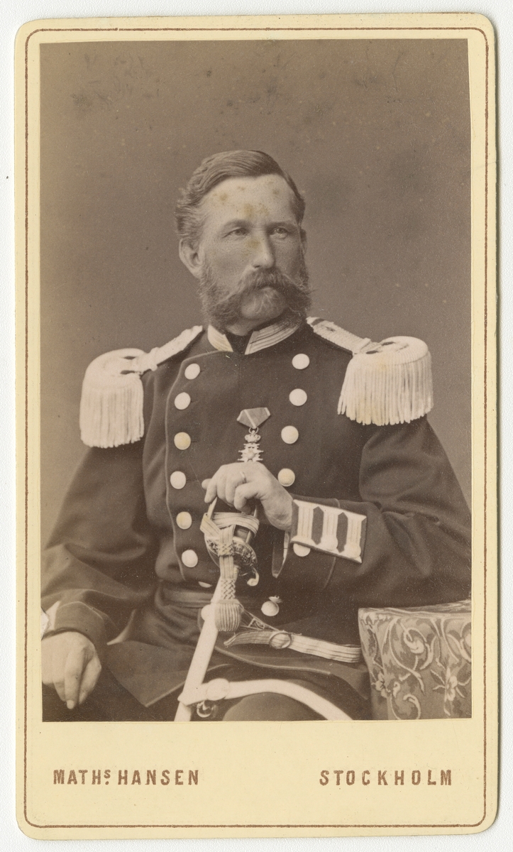 Porträtt av Gustaf Henrik Falkengréen, officer vid Andra livgrenadjärregementet I 5.

Se även bild AMA.0007276.
