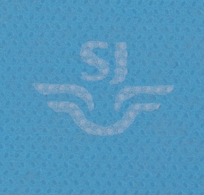 Två blå antimakasser formade som en stående rektangel. Längst ned finns märkningen: "SJ", tillsammans med SJ:s logotyp tryckt i vitt.