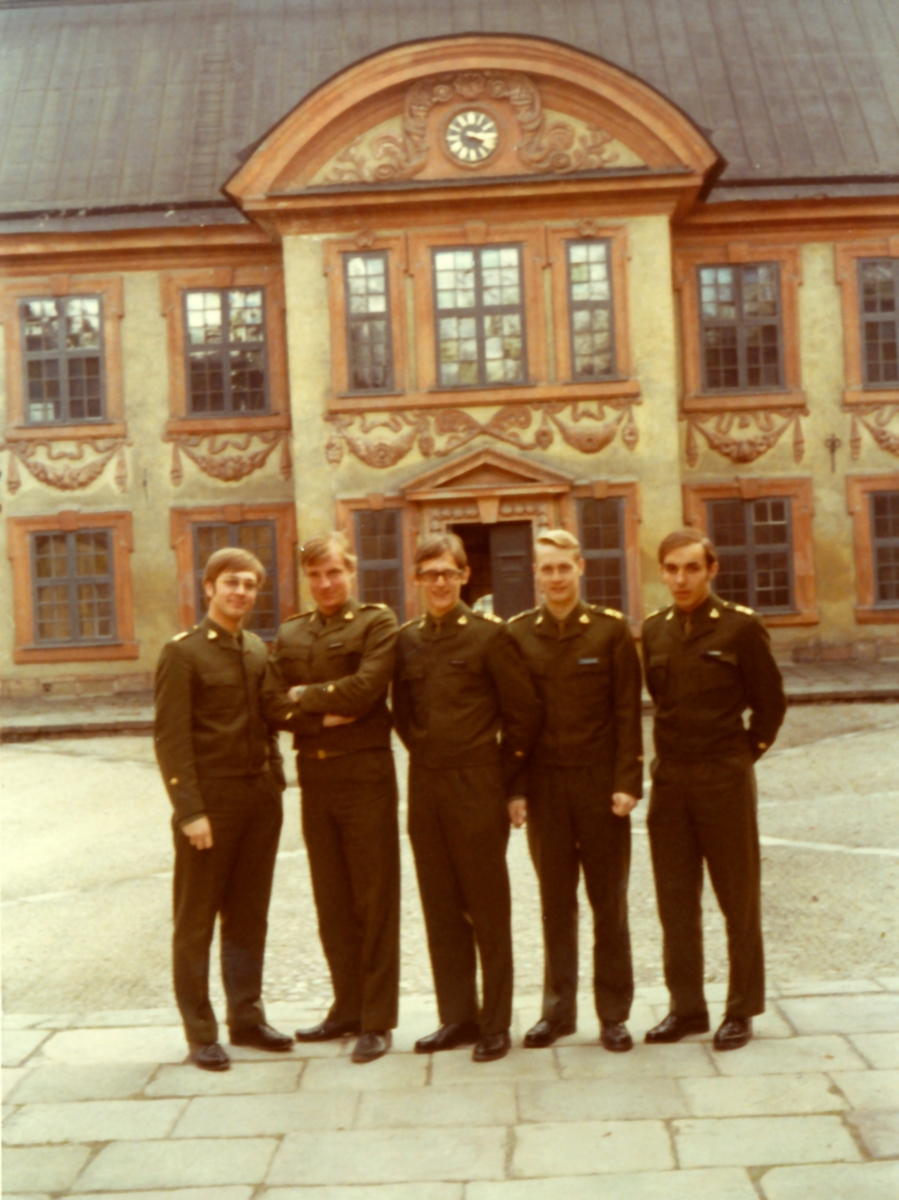 Examen Karlberg 1972 -- 181. kursen

Fr.v.
Jan Stääv, Anders Cedergren, Karl-Arne Ahlkvist, Sten-Åke Sundkvist och Christer Wulff.
