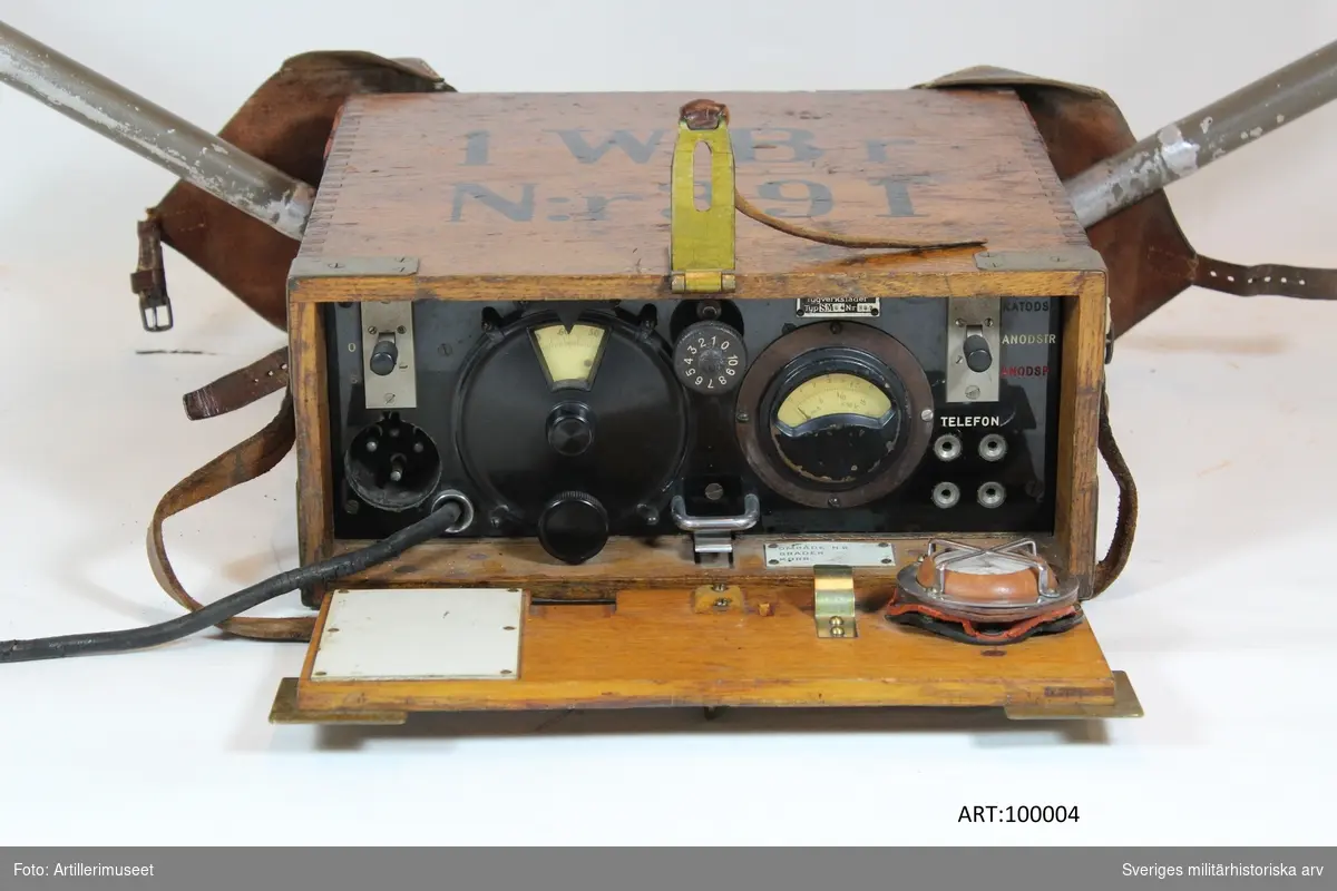 1 watt Bärbar Radiostation (1 W Br m/28), Arméns första bärbara radiostation.
Ur SoldI Signal 1942:
Stationen är utförd för telegrafering. Räckvidden är omkring 5 km. Frekvensområde 3700-6000 kHz indelat i 9 områden genom byte av kondenstaorenhet.
Stationen består av följande delar.
Apparatlådan med sändare och mottagare sammanbyggda, 3 A-rör för mottagning; ett av dem användes även för sändning. 
Batterilådan innehåller 2 seriekopplade batterier, A 63, om vardera 63 volts spänning. 
Materiallådan innehåller packningsutrymme för 2 hörtelefoner, verktyg mm, 1 ackumulatorbatteri om 2 ackumulatorer, D 10, som giva glödström till rören, samt 1 telegraferingsnyckel. 
Antennramen bäres vid transport hopfälld i ett koger. När stationen är upprättad, är ramen utfälld och fastsatt i ramfötterna på apparatlådan.
Radiostationen upprättas på följande sätt.
Apparatens anslutningskabel anslutes till batterilådan och materiellådans anslutningskabel till apparatlådan. Ramen utfälldes och fastsättes i ramfötterna på apparatlådan. Hörtelefonerna anslutas.
På frekvenstabellen i materiallådans lock avläses vilken kondensatorenhet och vilket gradtal, som gäller för den anbefallda frekvensen.
Kondensatorenheten fastskruvas mellan ramfötterna med hjälp av hylsnyckeln och frekvensskalan inställes på angivet gradtal.
Omkopplaren på vänstra delen av frontplattan ställes i läge S. För att erhålla kontroll på att apparaten svänger vid sändning nedtryckes nyckeln. Härvid skall visarutslag erhållas. Vid beröring av ramändan med handen skall visarutslaget ändras.
Härefter ställes omkopplaren i läge M. Potentiometern, som sitter mitt på frontplattan, vrides långsamt från läge O samtidigt som ramändan upprepade gånger beröres med handen.
Potentiometern inställes i det läge, där knäpparna i hörtelefonen börja höras särskilt kraftigt (vanligen omkring läge 3).
Genom att hålla frekvensratten rörlig några delstreck på ömse sidor om det angivna gradtalet uppsökes motstationen.
Kuriosa:

Stationens upprättande enligt Signaltruppinstruktion Del I 1942 års upplaga.
För stationens upprättande avses två man nr 1 (ch) och nr 2.
Sedan nr 1 angivit stationsplats och förbindelseriktning upprättas station på kommando: “Bygg station!” enligt nedanstående arbetsfördelning.
Nr 1 nedlägger batterilådan med bärremsfästena i förbindelseriktningen och lockets låsanordning åt det håll, varåt man önskar apparatens frontplatta samt med locket uppåt, nedlägger apparatlådan ovanpå batterilådan med bärremsfästena i förbindelseriktningen och locket åt det håll varåt frontplattan önskas, verkställer kondensatorbyte, om så erfordras, och ställer in kalibreringskondensatorn i enlighet med kalibreringstabellen, lösgör läderskydden på apparatlådans sidor och spänner dem tillsammans,
öppnar apparatlådans lock, ansluter anodkabeln.
Nr 2 nedsätter materiellådan på lämplig plats i närheten av apparatlådan ( i regel på högra sidan), framtager ramen ur kogret, utvecklar densamma, insätter ramen i apparaten, fastlåser ramens ändar samt åtdrager ramskruvarna.
Vid ramens utvecklande iakttages följande: den hopfällda ramen fattas ungefär på mitten med högra handen och hålles vågrätt med ramändarna vända nedåt och vilande på underarmen. Den vänstra handen fattar om mittpunkten på båda överst liggande ramdelarna vilka upplyftas, varvid de i mitten liggande ramdelarna föras uppåt och framåt tills stoppklackarna taga emot. Ramen
balanseras därefter i högra handen, vänstra handen fattar därefter om mitten av den vänstra yttersta ramdelen, varvid högra handen bibehåller greppet om den högra yttersta. Händerna föras utåt från varandra, varvid tillses att ramdelarna stöda mot klackarna. Ramen lutas härvid något framåt. Ramändarna inskjutas därefter genom gummiskydden i ramfötterna. Hävarmarna på 2ramfötterna nedpressas.
Vingmuttrarna åtdragas kraftigt.
För att kontrollera att ramskruvarna pressat ihop ramdelarna tillräckligt hårt, göres försök att rubba någon av de 4 mellersta ramdelarna ur deras inbördes läge.
Nr 1 öppnar materiellådan, framtager anslutningskabeln samt ansluter densamma, Vid otjänlig väderlek anbringas nyckeln utanpå lådan, som stänges,
Framtager hörtelefonerna, ansluter desamma samt påtager den ena,
Inställer och provar apparaten.
Nr 2 tager plats vid sidan av nr 1 samt påtager den andra hörtelefonen.

Underlag till ”beskrivning” är i huvudsak hämtat ur Försvarets Historiska Telesamlingar
Armén, sammanställning över arméns lätta radiostationer under 1900-talet av
Sven Bertilsson och Thomas Hörstedt (Grön radio).

