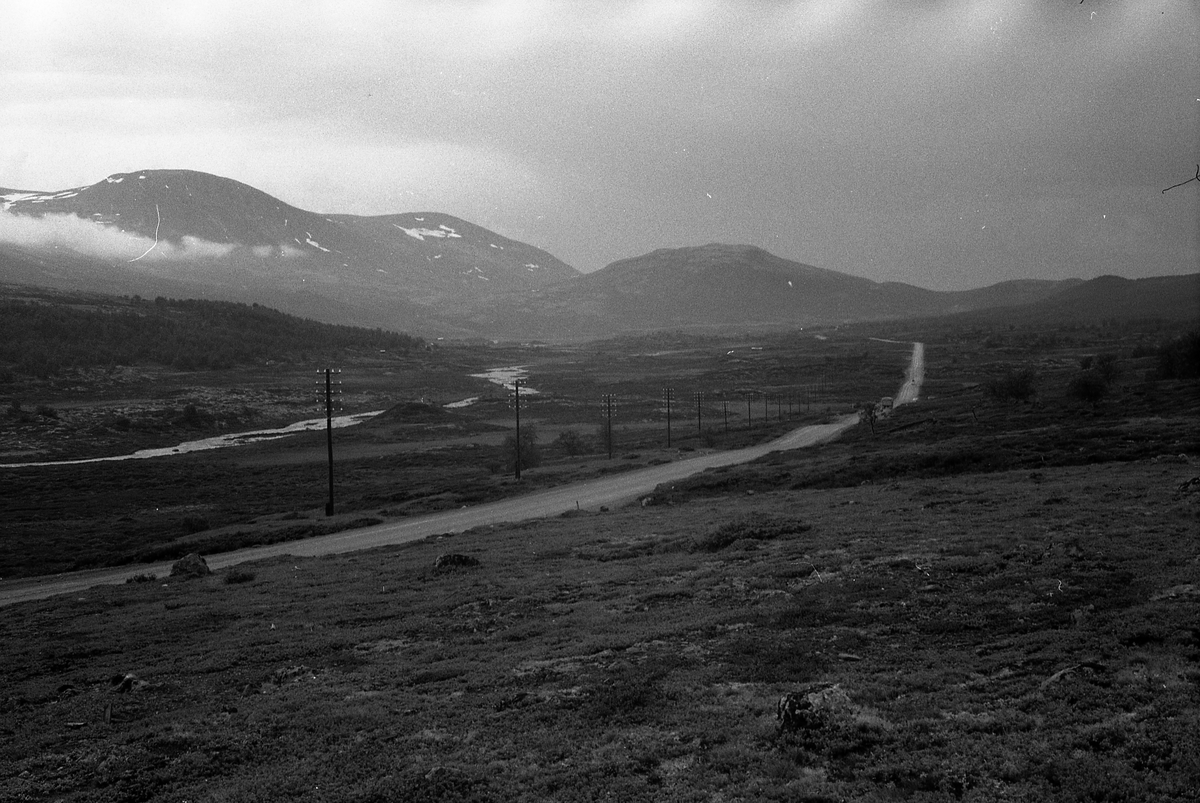 To landskapsbilder, trolig tatt langs E6 over Dovre sommeren 1961.