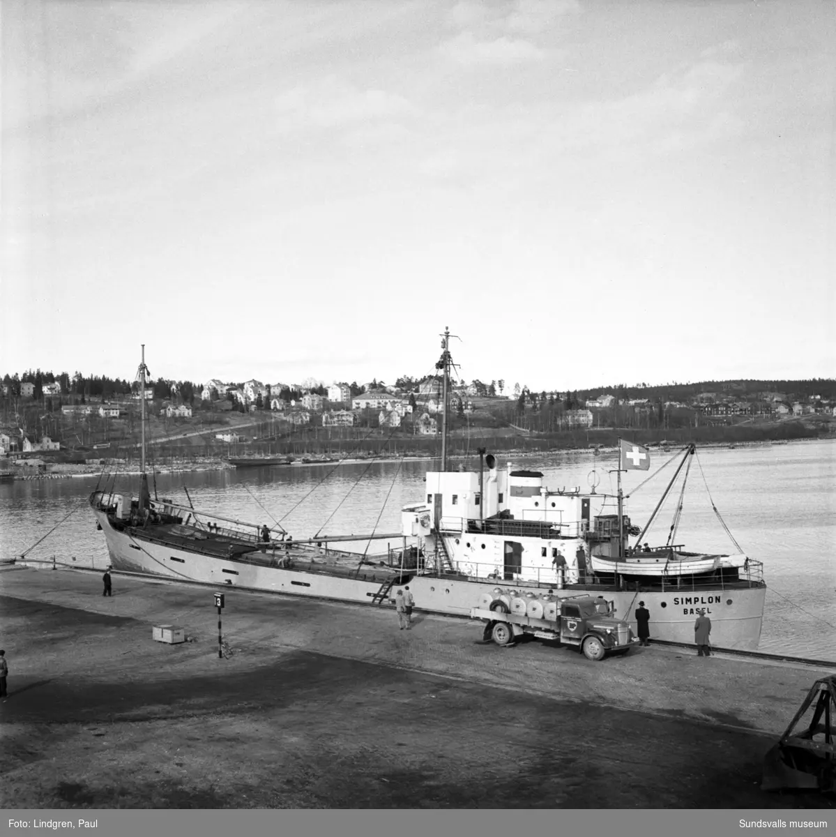 Schweiziskt lastfartyg i hamnen, Simplon från Basel (700 ton). Fartyget lossade först kol i Östrand och gick sedan in till staden för att bunkra. Nästa destination blir Cuxhaven.