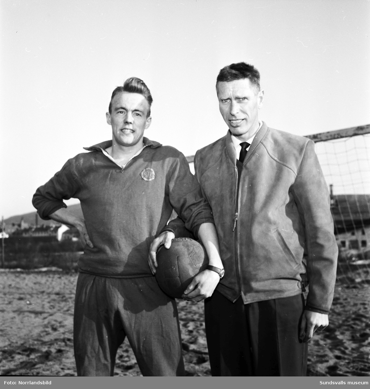 Stig Vittjärv Sundqvist som var spelande tränare i GIF Sundsvall 1955-1958 tillsammans med en annan GIF-spelare.