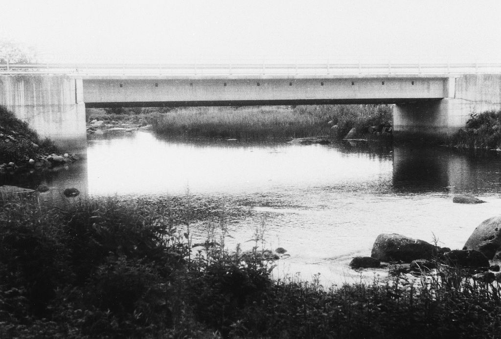 Brua over Hå-elva mellom Garpestad og Høyland.