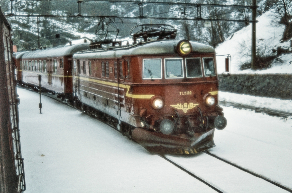 Elektrisk lokomotiv El 11 2110 med persontog til Gjøvik på Roa stasjon