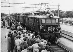 Flagpynta tog og mykje folk på Bryne stasjon 1. juni 1956. D