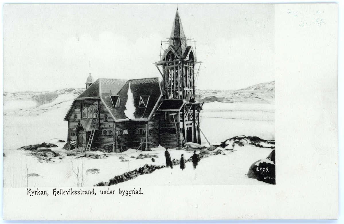 Tryckt text på kortet: "Kyrkan, Hälleviksstrand, under byggnad."