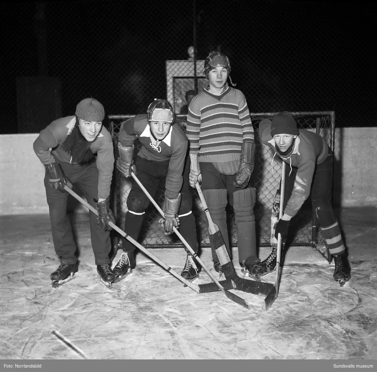 Fyra spelare i GIF Sundsvalls pojkishockeylag i hockeyrinken på Stenkrossplan.