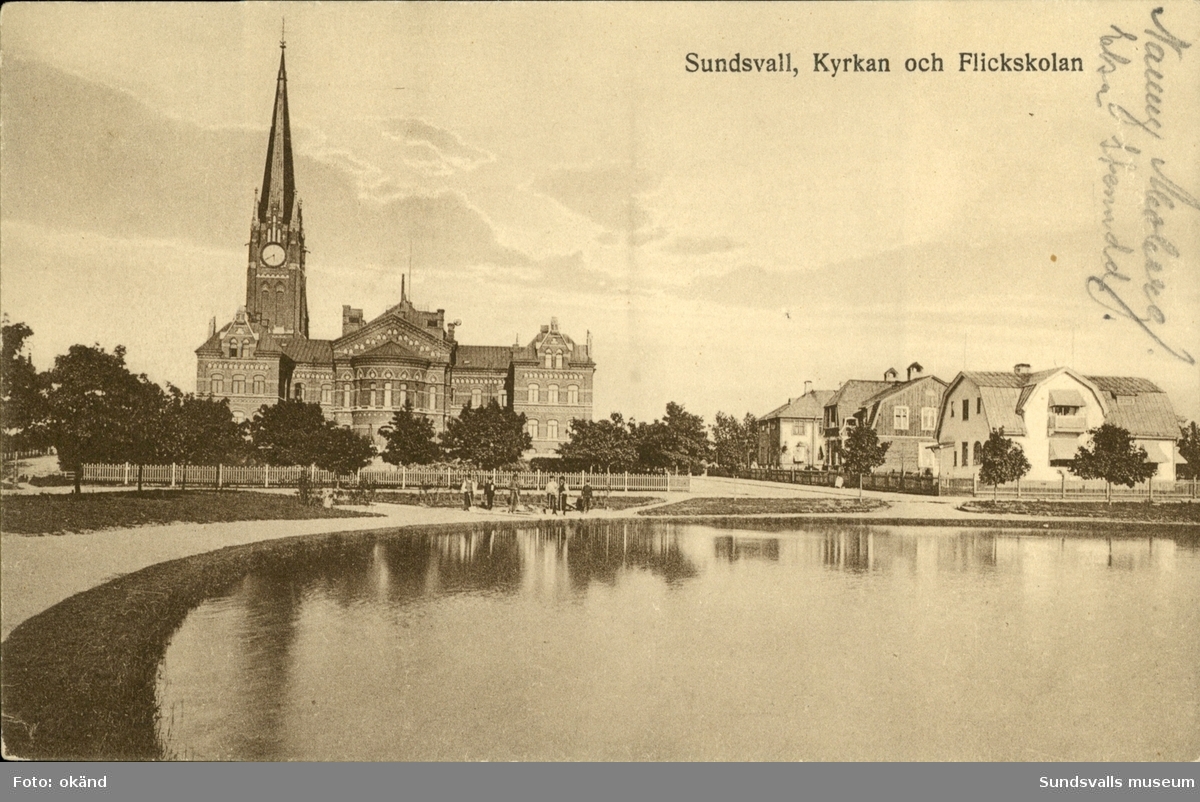 Vykort med motiv över Gustav Adolfs kyrka och Flickskolan.