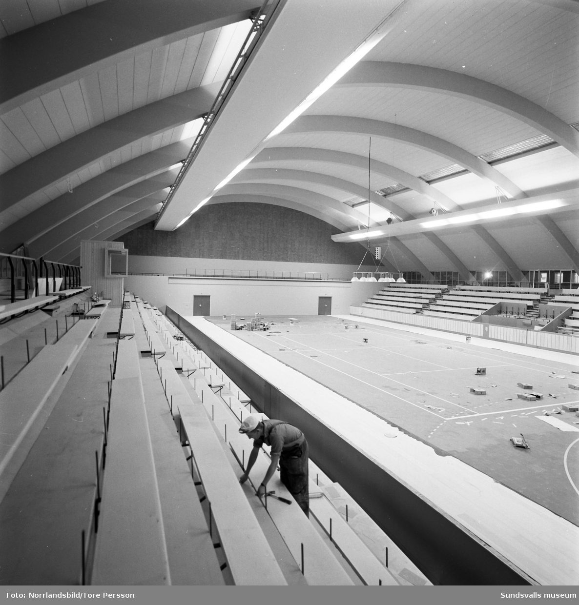 Nya Sporthallen i Sundsvall, exteriör samt interiörbilder, bland annat från bowlinghallen. Reportagebilder för Dagens Nyheter.