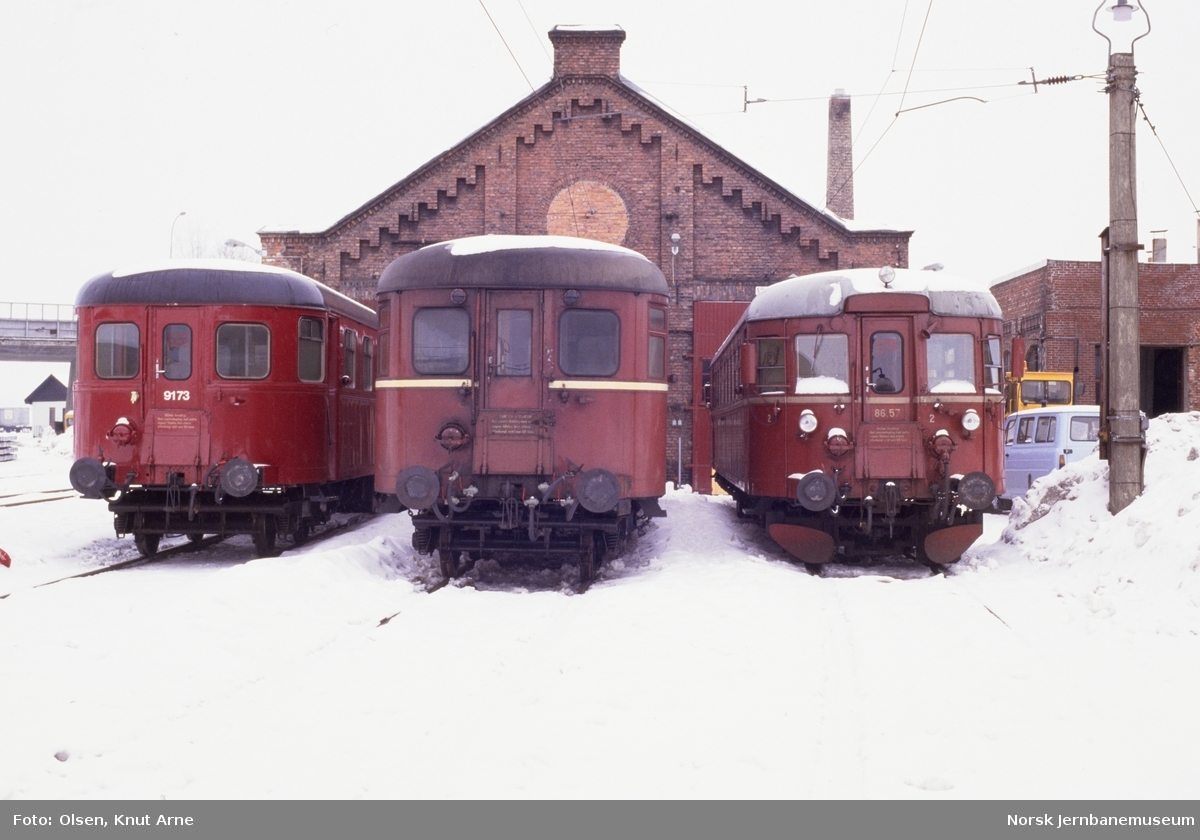 Styrevogn BDFS 11 91 73, BDFS 86 93 og dieselmotorvogn BM 86 57 ved lokomotivstallen på Hamar stasjon