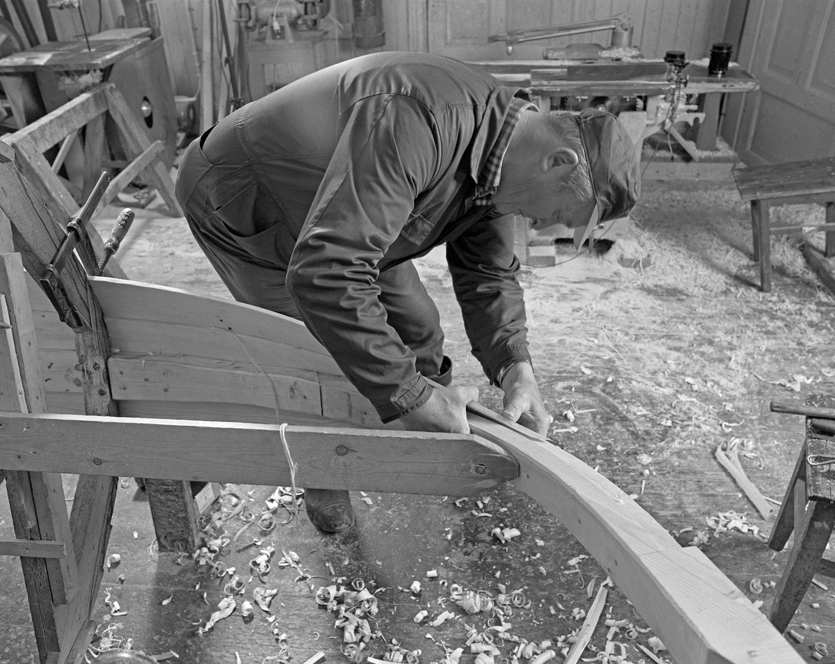Bygging av fløterbåt (Flisa-båt) Nov. 1984. Glomma fellesfløtningsforenings verksted på Flisa. Bordendene blir presset mot stavnen, for å se at de blir liggende riktig.