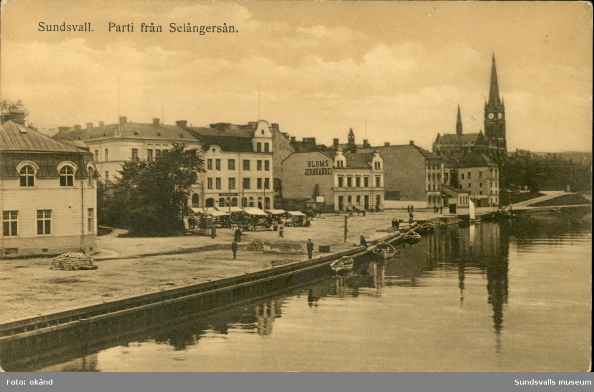 Vykort med motiv över Selångersån med Gustav Adolfs kyrka i bakgrunden.