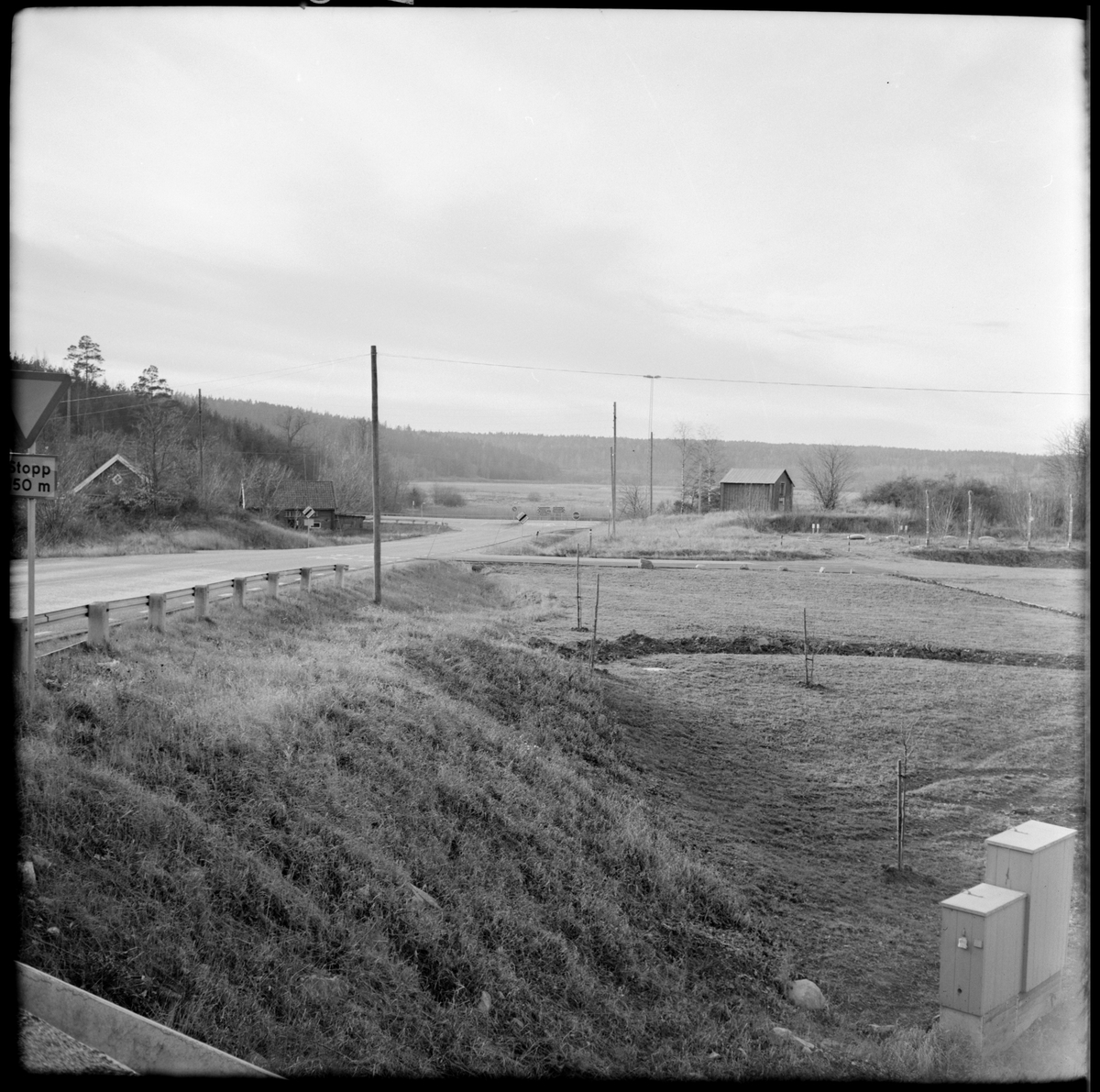 Till höger om landsvägen ses del av Museijärnvägen, Östra Södermanlands Järnväg, ÖSlJ Läggesta Södra station.