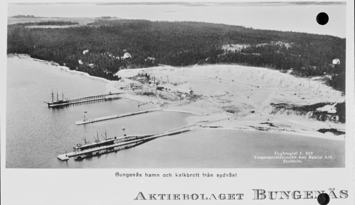 Vy över kalkbrottet i Bungenäs och hamnen sett från sydväst.