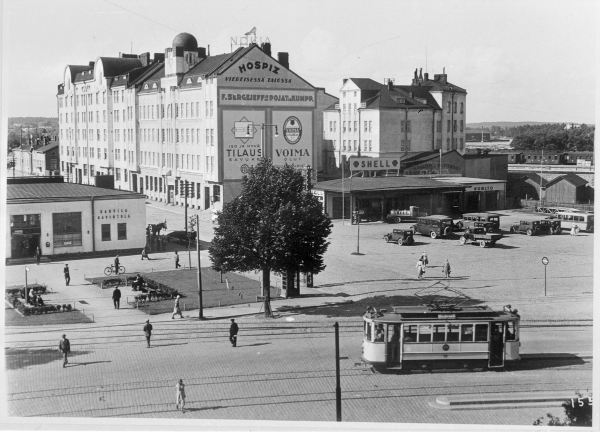 Linjen omedelbart väster om torget framför järnvägsstationen. Viborg hamnspår i bakgrunden. Låga huset till vänster är busstationen. Bilden är tagen medan Viborg forfarande var finskt.