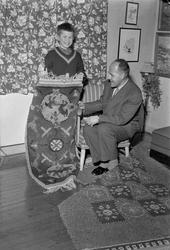 Tor Nakstad og sønnen med knyttet teppe