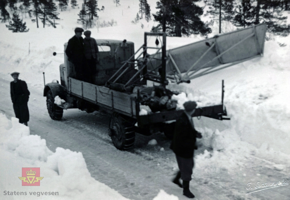 Utvikling og utprøving for vegvesenet av en kantplog - "rømmeving" - i 1948 på Riksveg 65, Nordmarka i Surnadal.
 Büssing-NAG lastebil med registreringsnummer T-3574. Merkehistorien til Büssing, Büssing-NAG, MAN-Büssing og N.A.G., i Asbjørn Rolseth's "Norsk lastebilleksikon bind II, Lastebiler i Norge 1940-1990", side 45-52. 

(Personene som er avbildet er nok de samme som på Fotomotiv NVM 15-F-00583.)