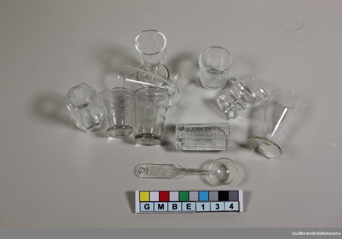 Samling medisinsk utstyr: div. måleglass, måleskje og øyeglass.
10 deler.