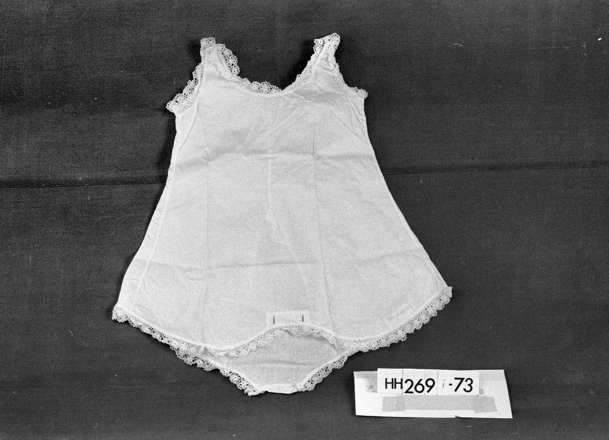Dukkeklær, tilhører dukken Victoria HH.1973-0268.