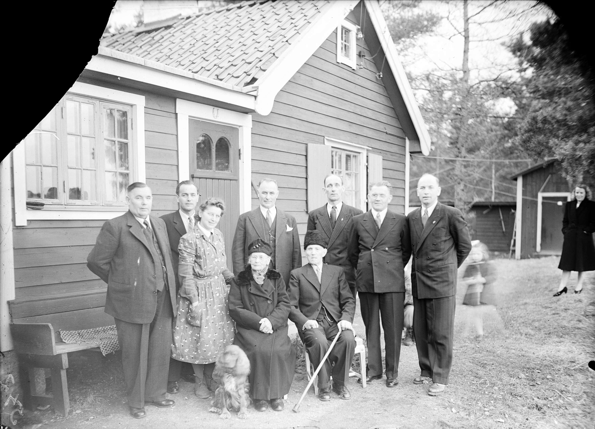 Grupportätt utanför bostadshus, Sala backe, Vaksala socken, Uppland 1948