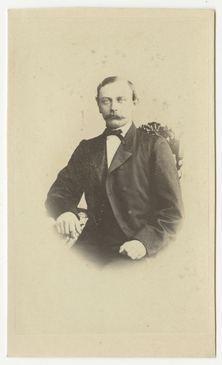 Porträtt av Carl Wilhelm Alexander Ludvig De Geer, underlöjtnant vid Andra livgrenadjärregementet I 5.

Se även bild AMA.0001974.