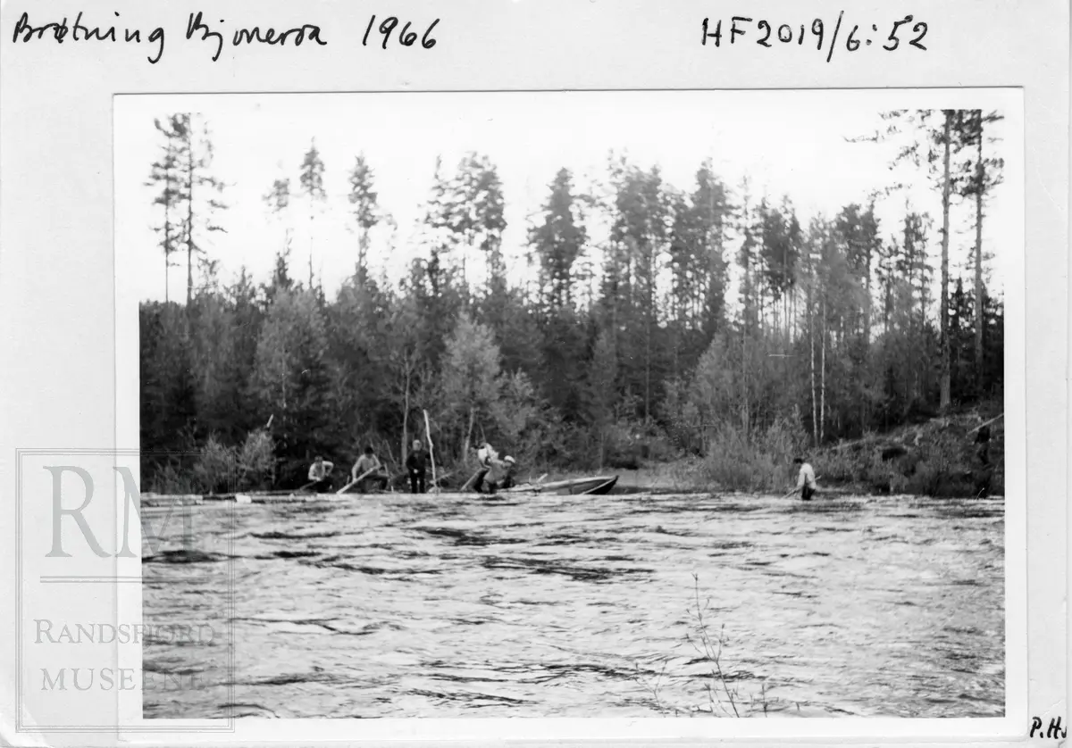 Fløtning i Bjoneelva i Bjonvassdraget. Fra Draget, via Østre Bjonevatnet, Bjonvassdammen, Østre Bjonelva, Haugtjern, Stilla og til Randsfjorden