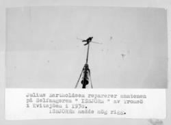 Julius Bartholdsen reparerer antenne på selfangeren ''Isbjør