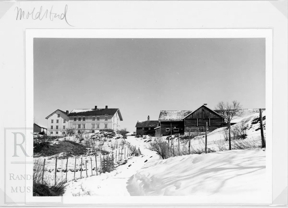 Moldstad gård i Tingelstad, fotografert fra vest