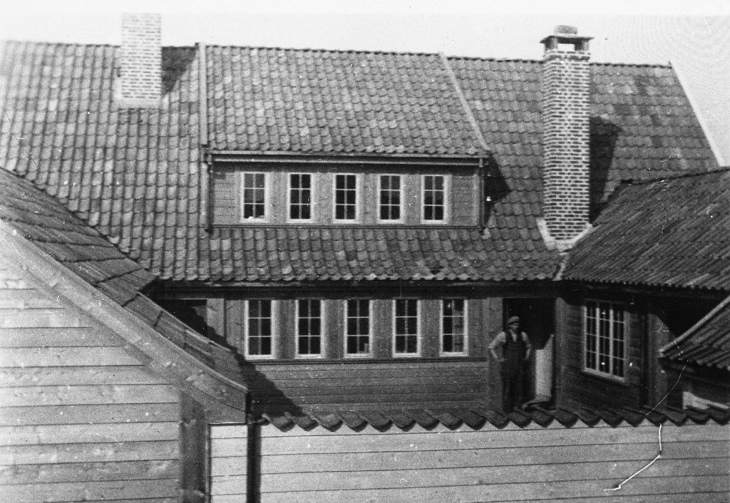 Den nye prestegarden på Time under bygging i 1932. T. v. i døra står Per Serigstad som var med på bygginga.