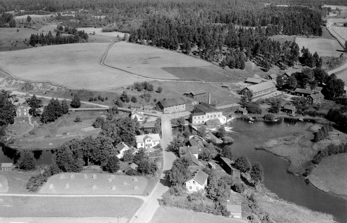 Flygfoto över Öringe i Ekeby. Vid tiden för bilden inrymde fabriksbyggnaden invid Svartån Johan Skånbergs företag Öringe metallgjuteri.