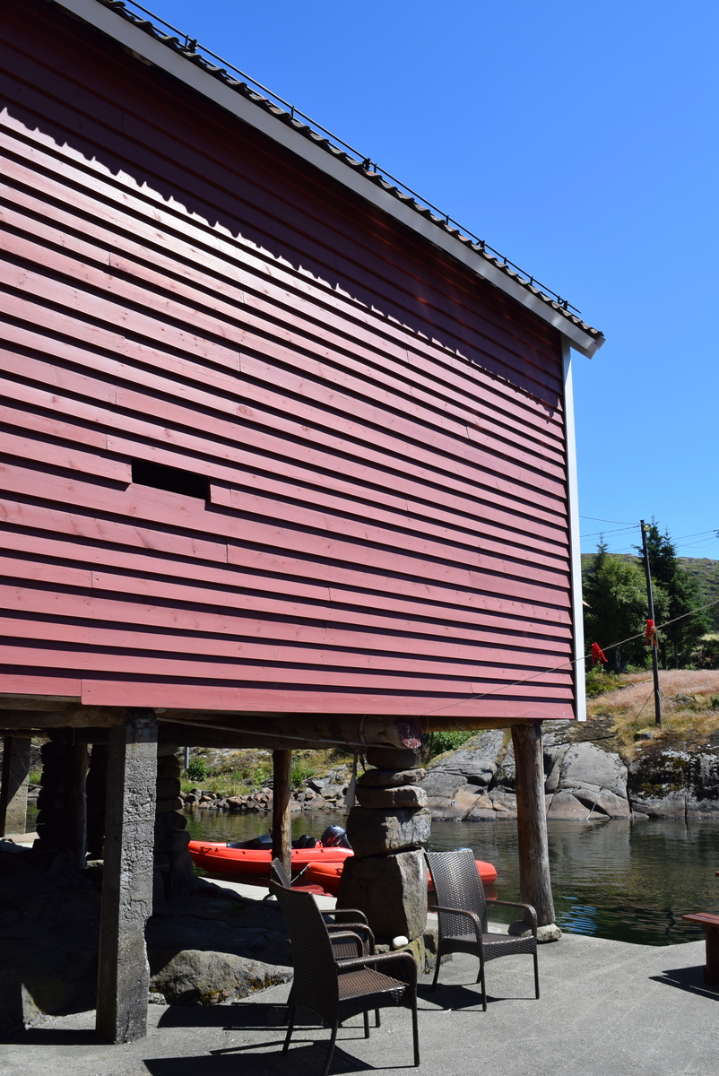 Fiskeri- og sjøfartsmuseet ligger i ei sjøbu fra 1830-årene i Sogndalstrand. Samlingene omfatter utstyr og redskaper knyttet til fiske og sjøfart på 1800- og tidlig på 1900-tallet, samt gjenstander fra seilskutetida i samme tidsrom.

Sjøbua ble brukt til mottak og omsetting av sild. 