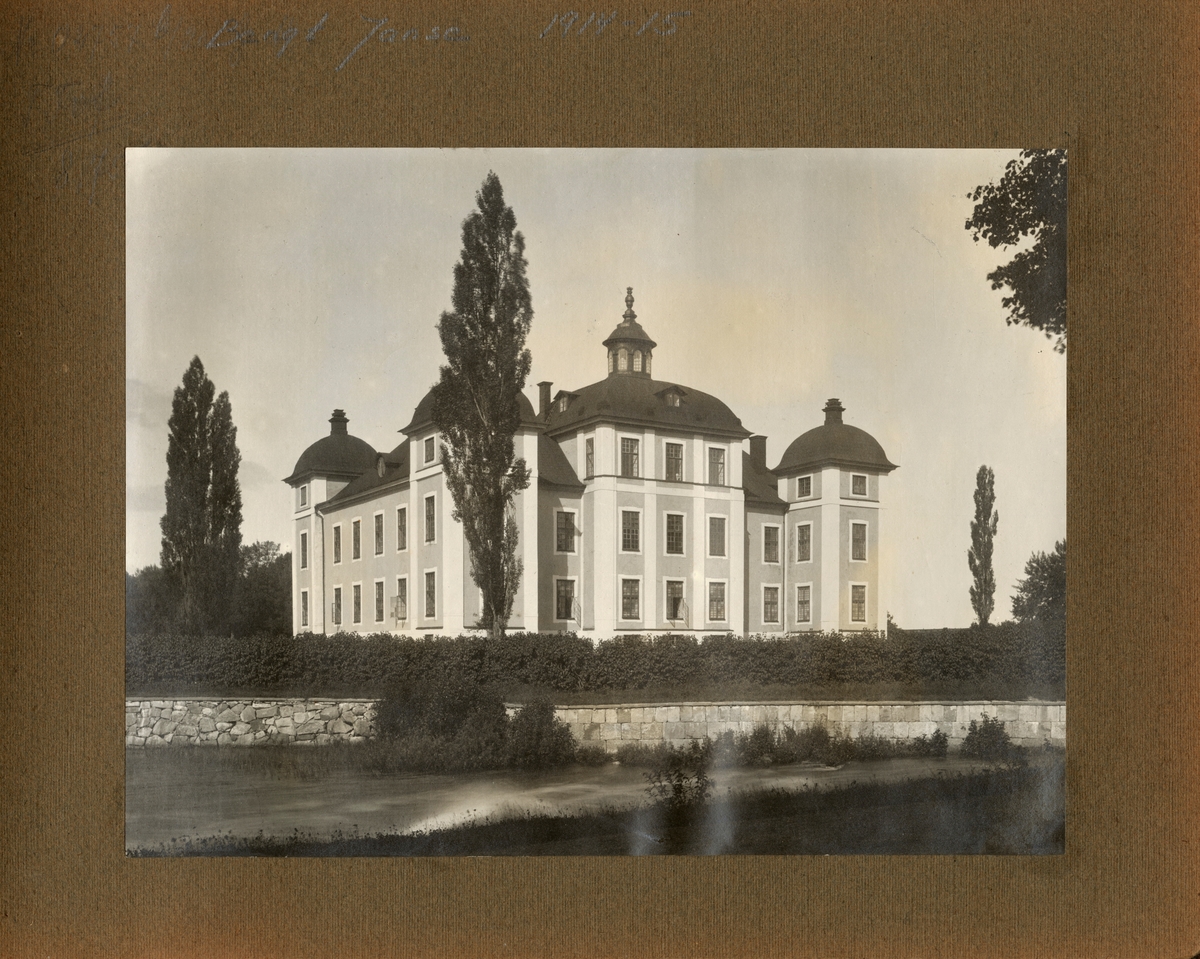 Fotoalbum innehållande motiv från Strömsholms slott.