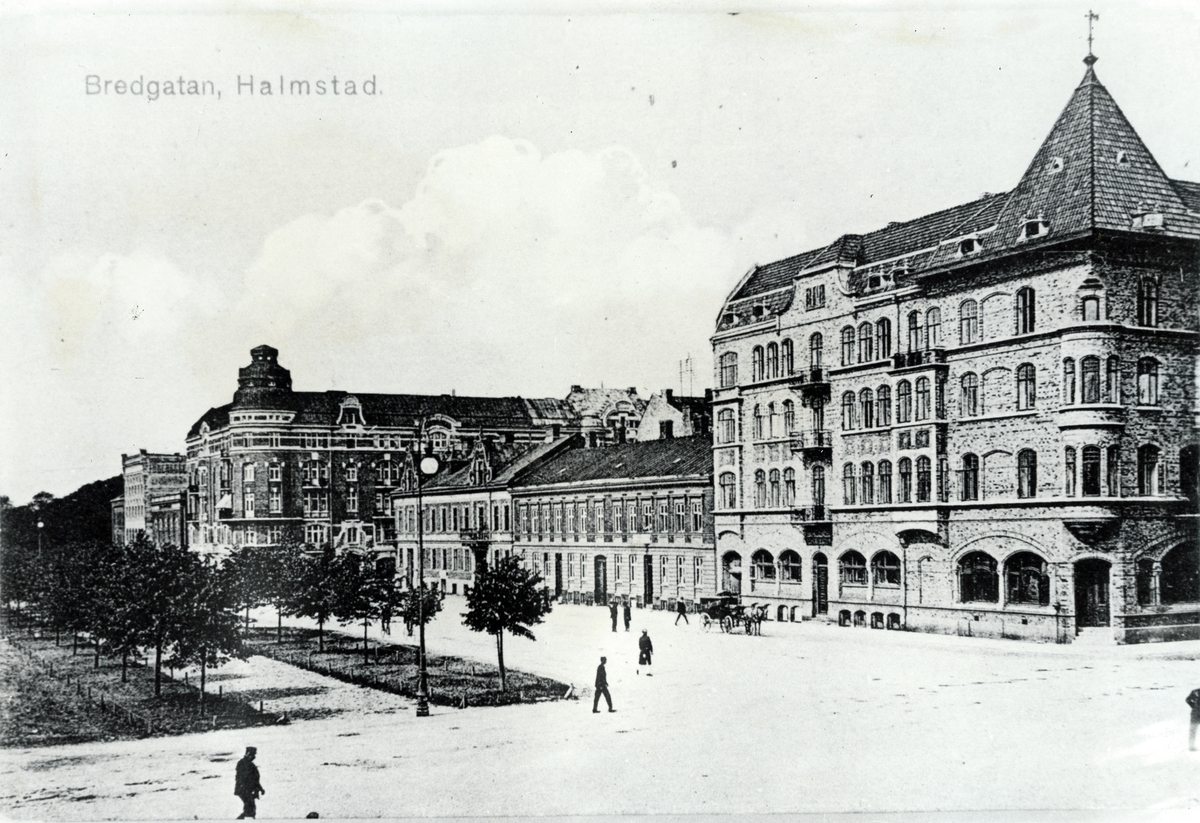 Bredgatan 7-11, Halmstad. Grand Hotell till höger.