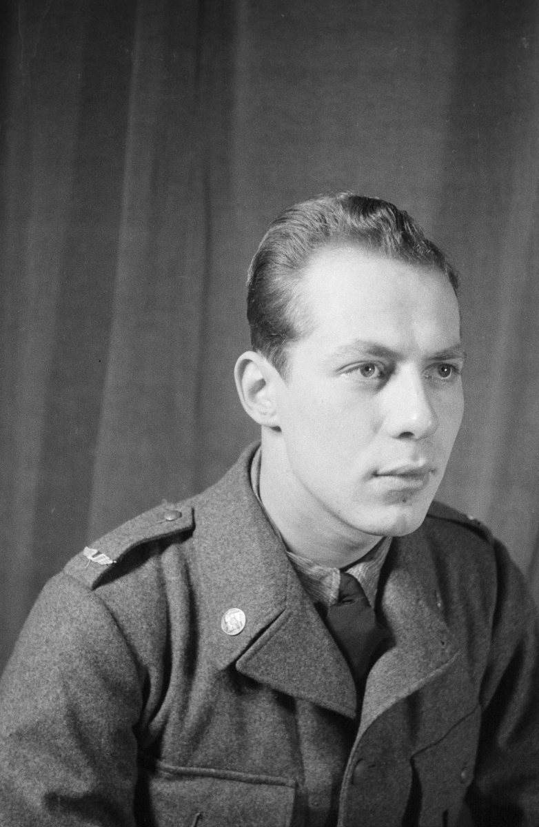 Porträttfoto av sergeant Leif Johannes Svensson (nummer 3021), flygplanmontör vid F 19, Svenska frivilligkåren i Finland under finska vinterkriget, 1940.