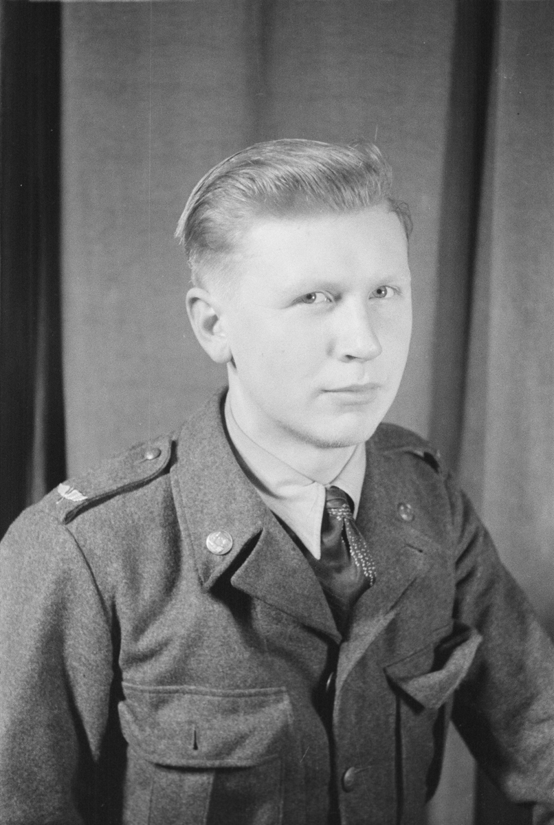 Porträttfoto av soldat Per Yngve Persson (nummer 905), kock vid F 19, Svenska frivilligkåren i Finland under finska vinterkriget, 1940.