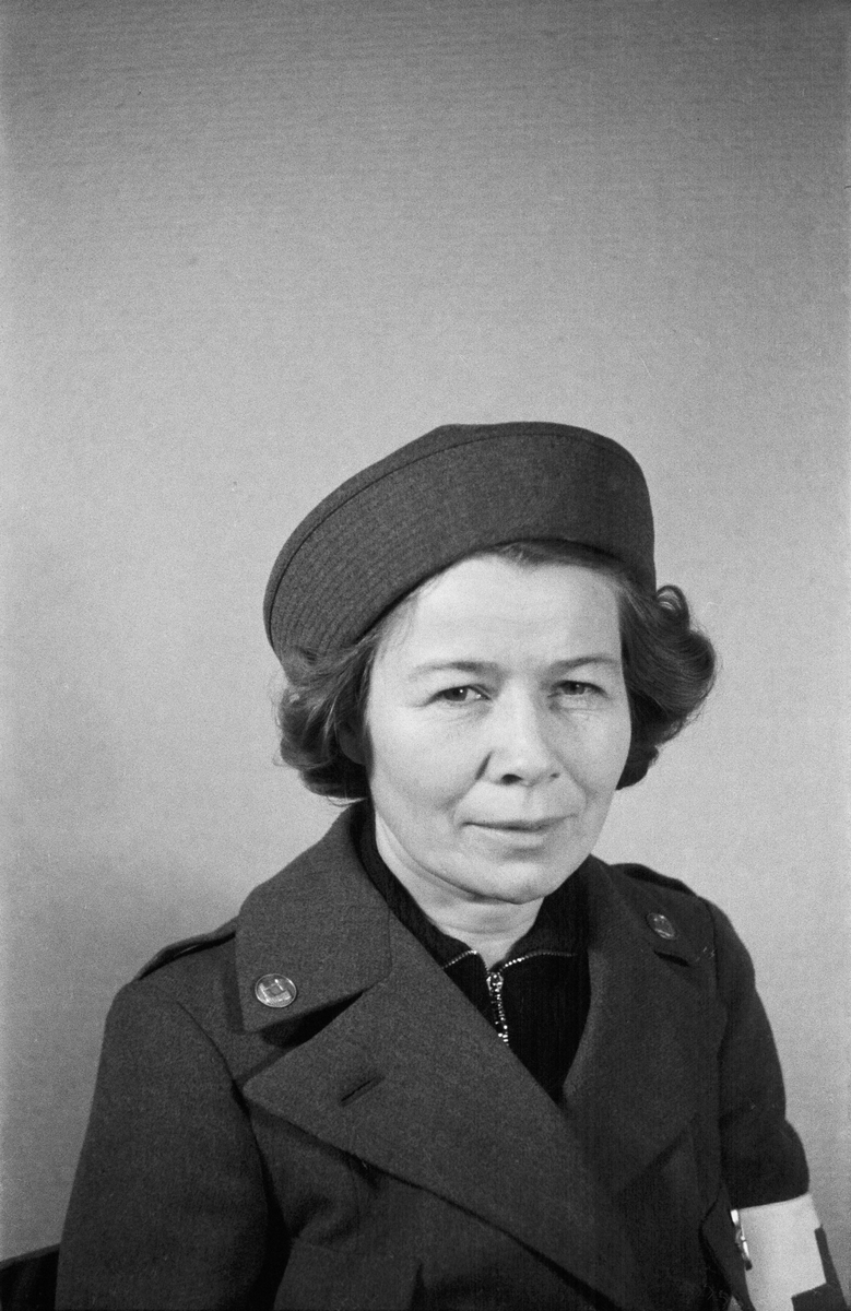 Porträttfoto av sjuksyster Elna Maria Andersson (nummer 851) vid F 19, Svenska frivilligkåren i Finland under finska vinterkriget, 1940. Kallad "syster Maja".