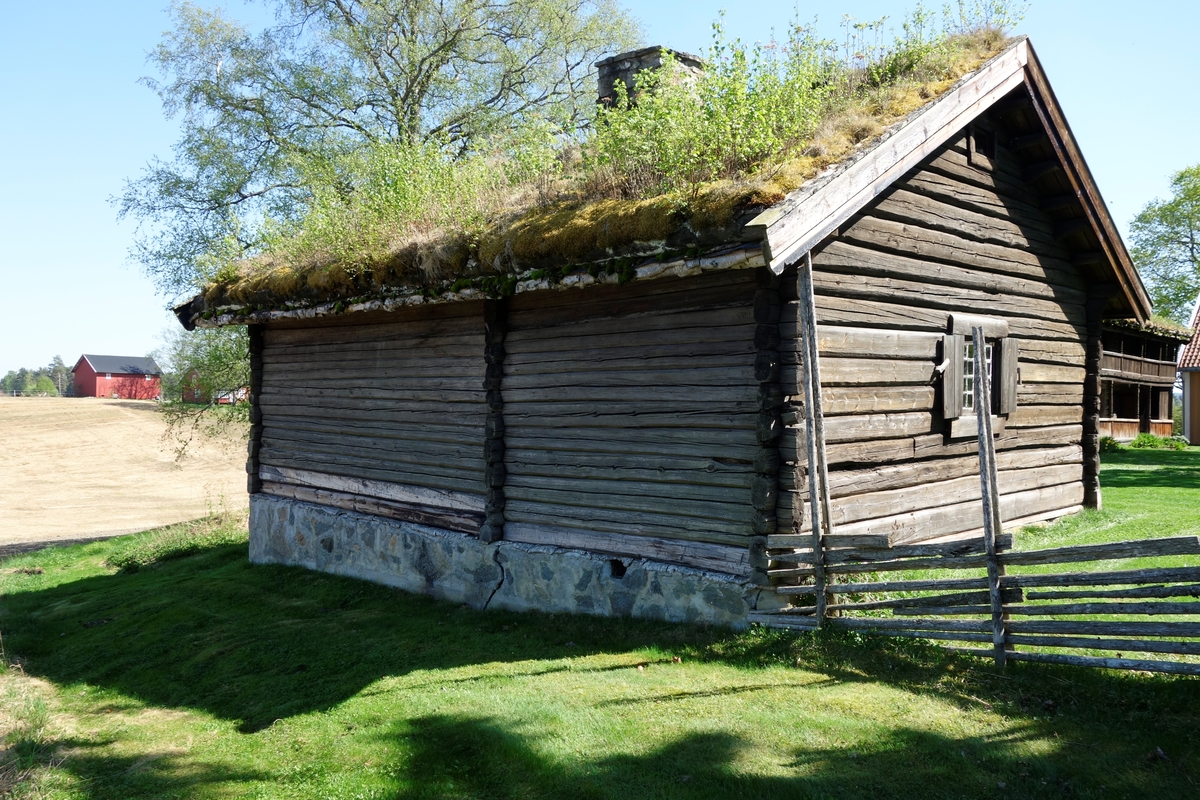 Bryggerhus, opprinnelig fra Funni i Nes, fra ca. 1820. Flyttet til Hvam i 1934.