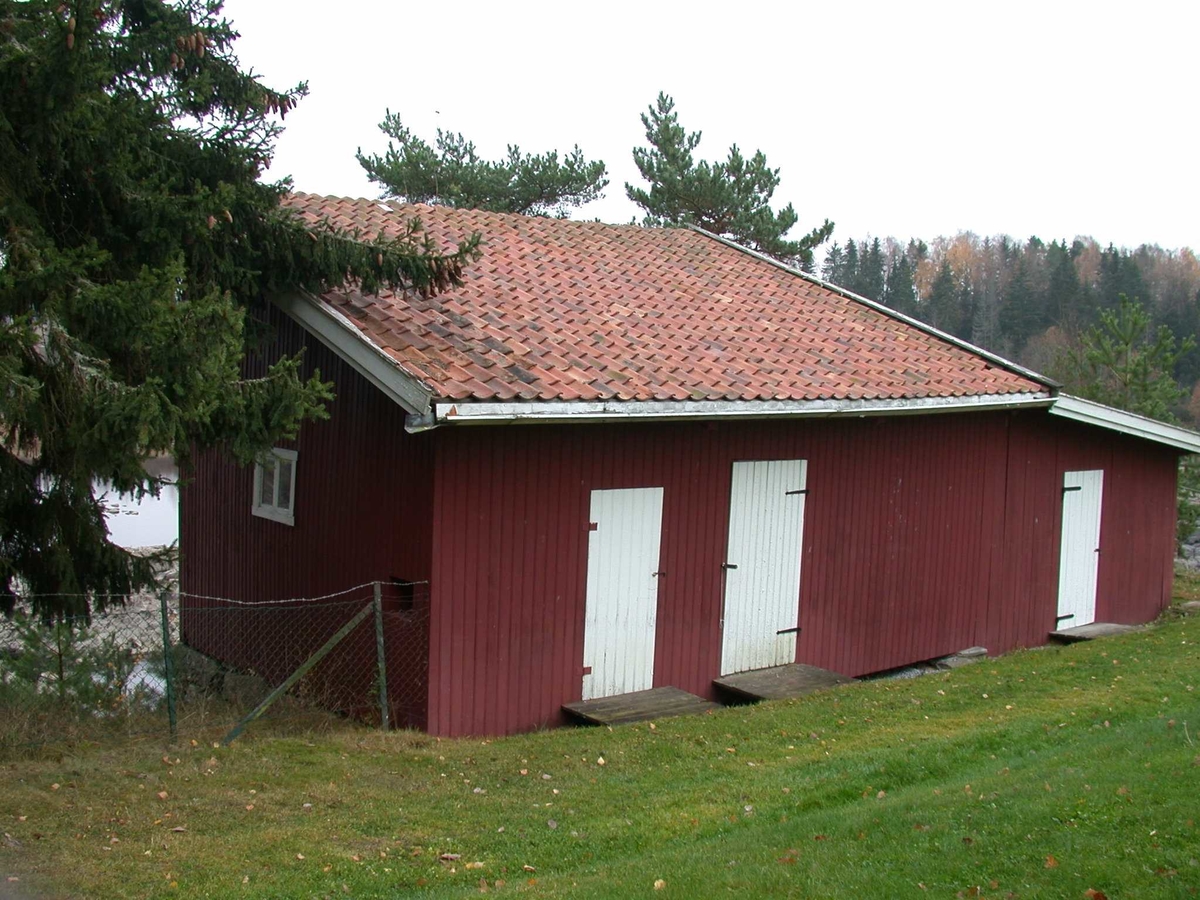 Uthus tilknyttet arbeiderbolig Funnefoss museum. Sammenbygd med skjul og utedo. 